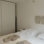 Modern And Elegant 30m To The דירה